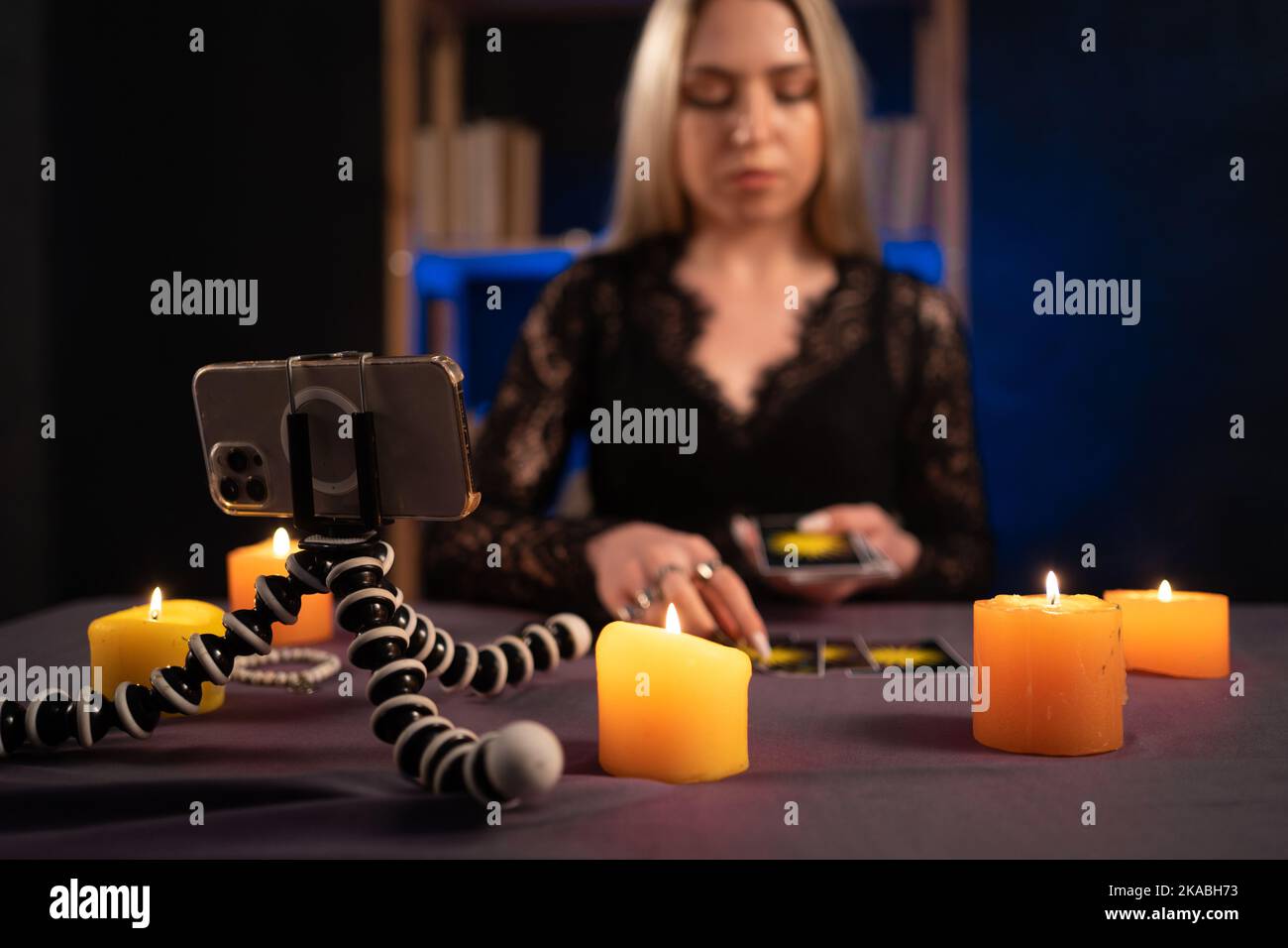 Junge weibliche Wahrsagerin liest Tarot-Karten für Vorhersagen, erzählt Kunden durch die Bereitstellung von Diensten verwenden Mobiltelefone. Neuer Service Stockfoto