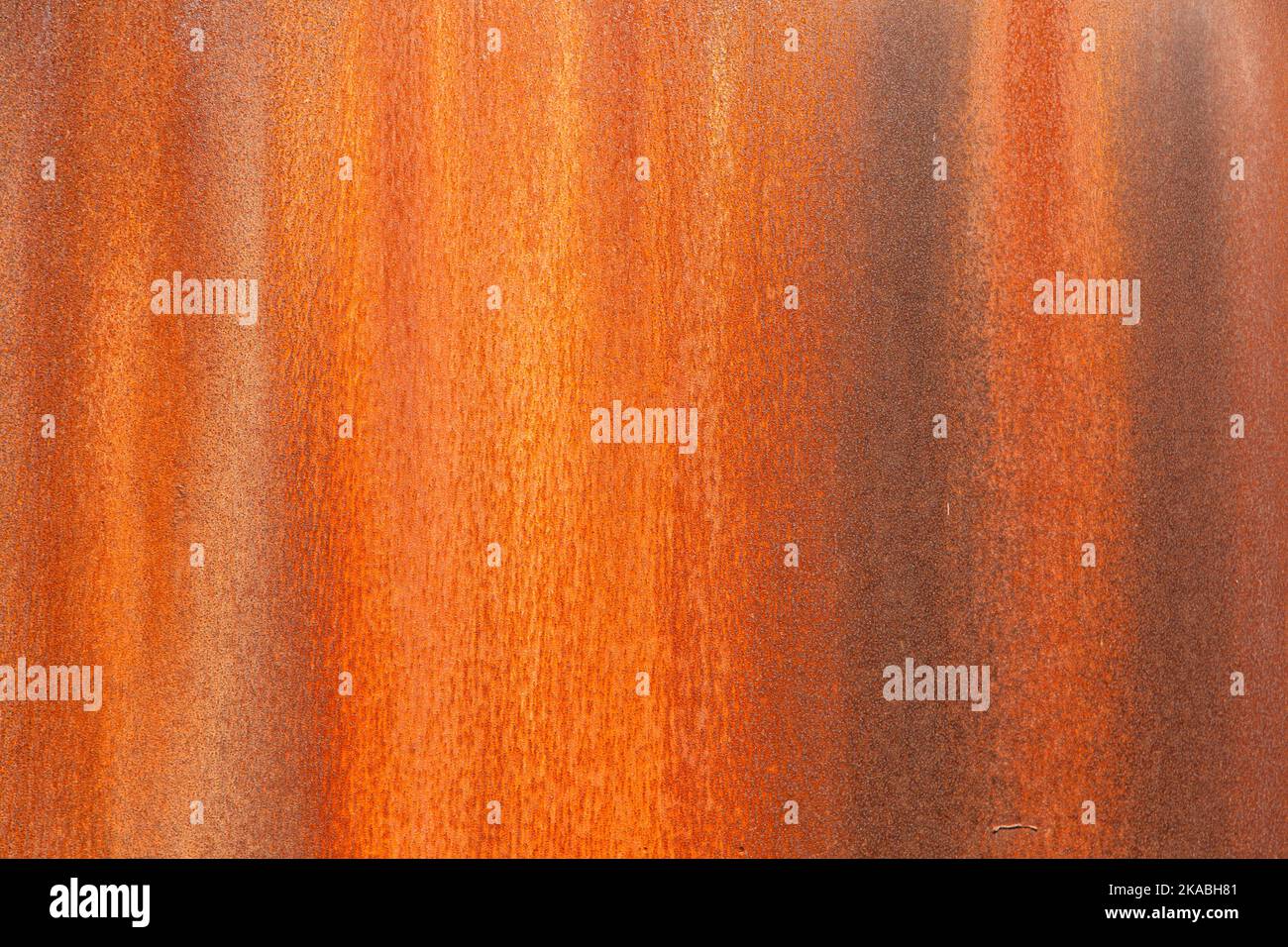 Rostiger Metallhintergrund aus einem alten Industrietank Stockfoto