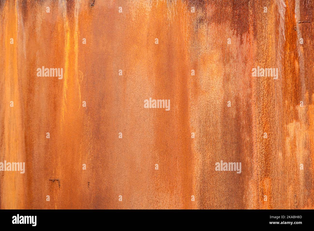 Rostiger Metallhintergrund aus einem alten Industrietank Stockfoto