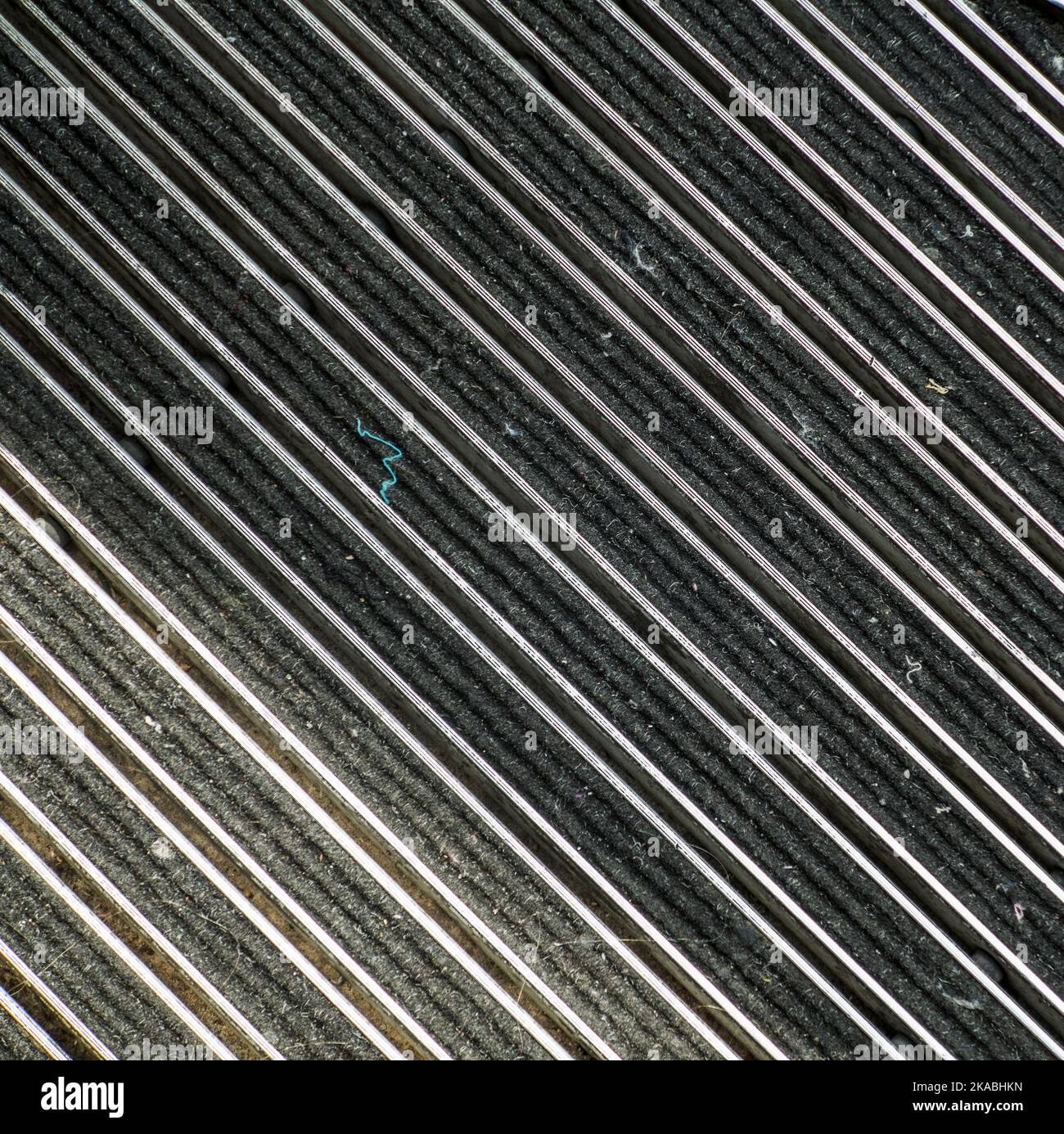 Muster des geometrischen Metallbodens am Eingang Stockfoto