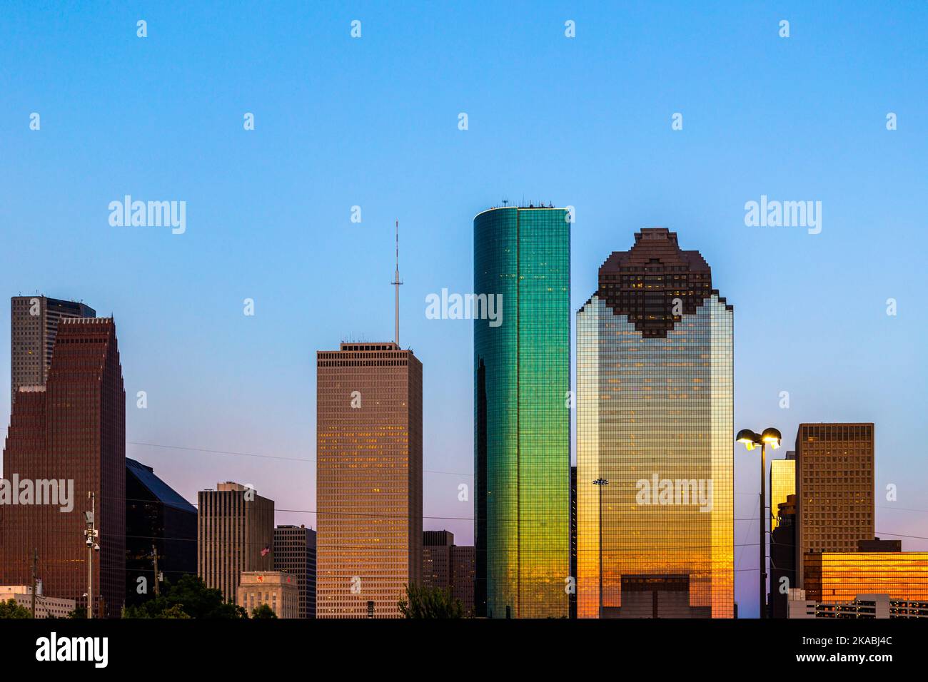 Blick auf die Innenstadt von Houston am späten Nachmittag mit Wolkenkratzer Stockfoto