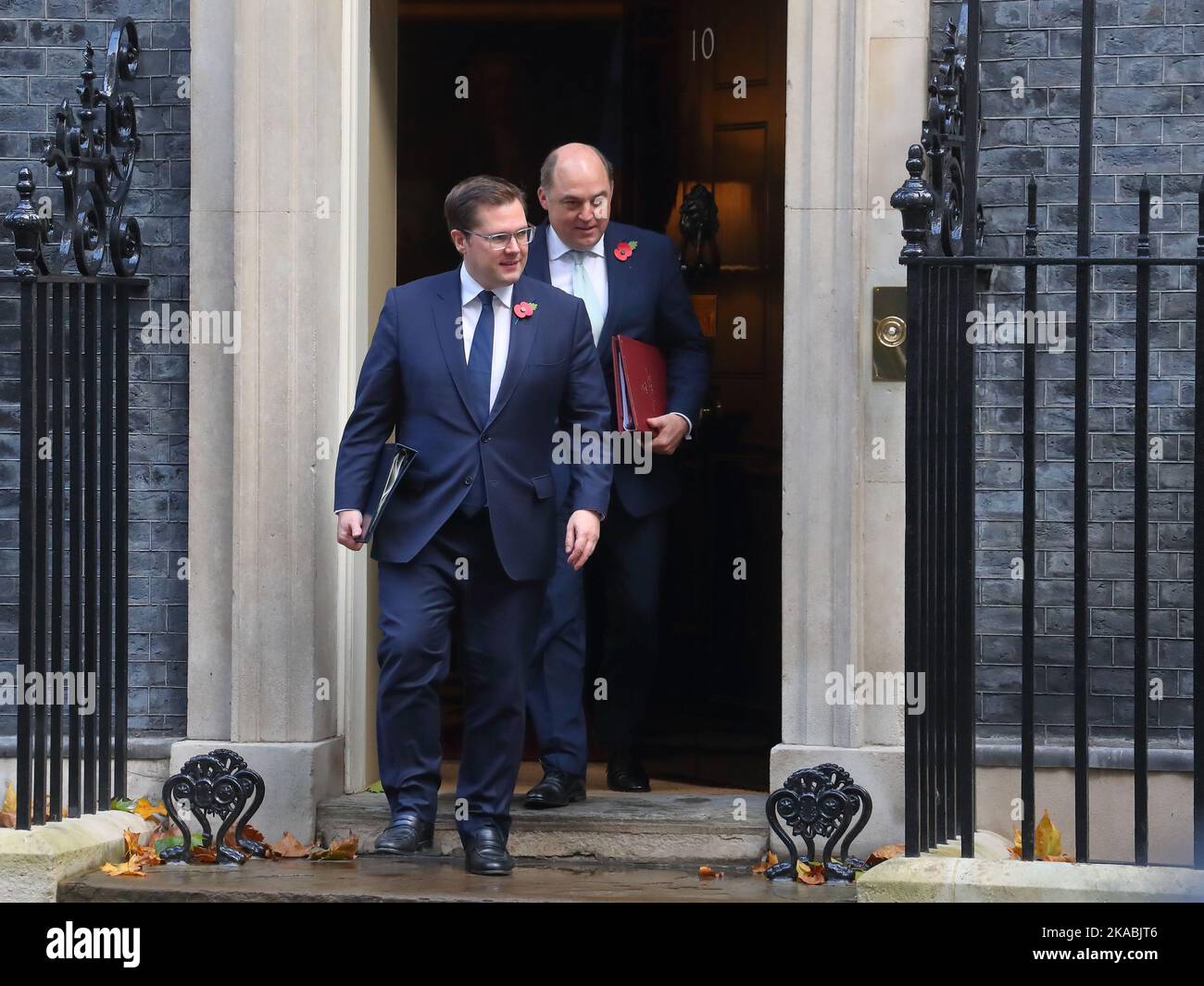 London, Großbritannien. 1.. November 2022. Der Staatsminister (Minister für Einwanderung) im Innenministerium Robert Jenrick verlässt die Downing Street Nr. 10 zusammen mit Verteidigungsminister Ben Wallace nach dem wöchentlichen Kabinettstreffen. Stockfoto