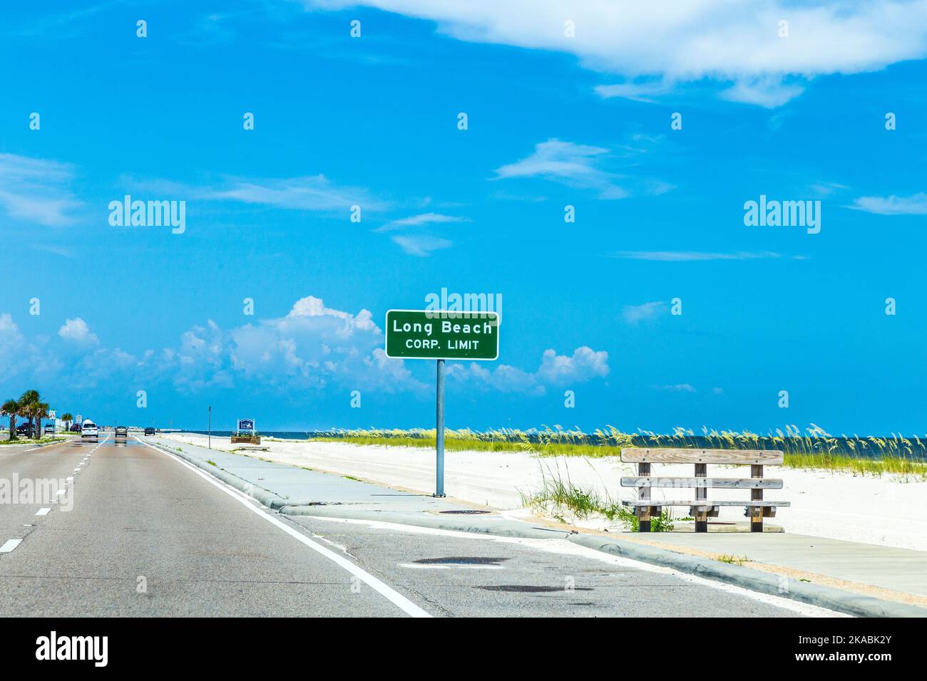 Straßenschild Long Beach am Highway 90 in Pass Christian Stockfoto