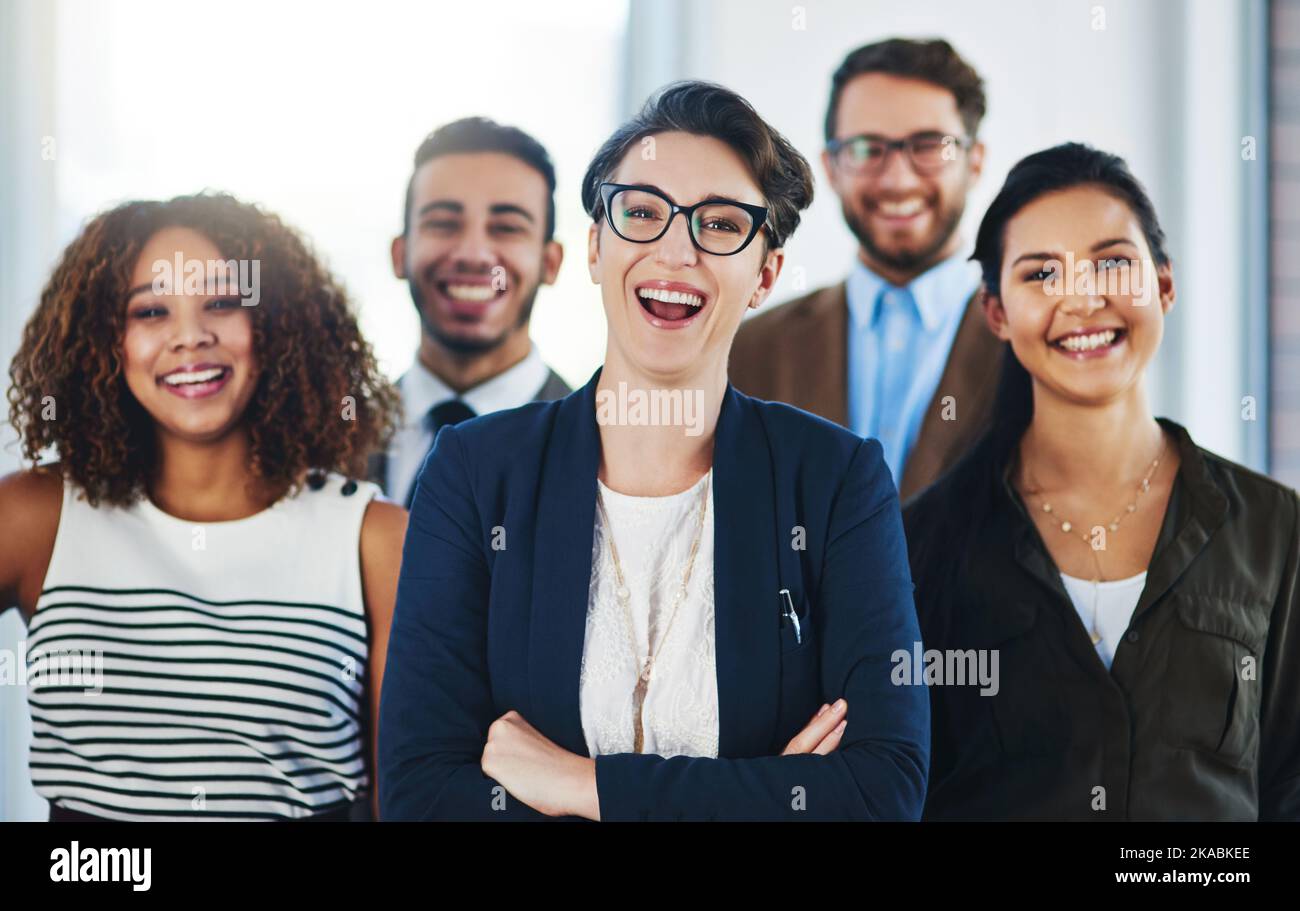 Erfolg, wurden für Sie kommen. Porträt eines vielfältigen Teams von Fachleuten, die in einem Büro zusammenstehen. Stockfoto