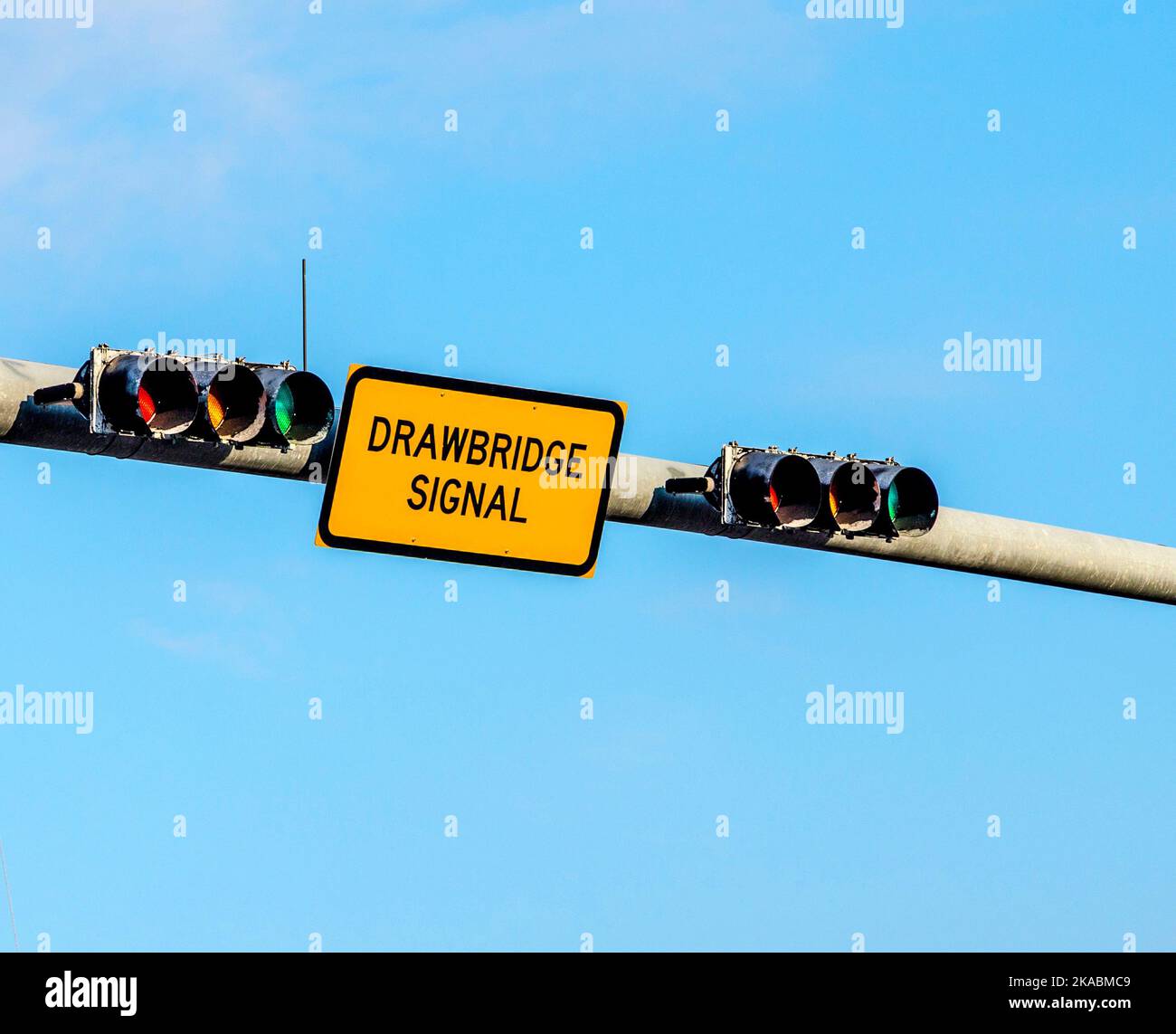 Zugbrückensignal mit Ampel auf der Brücke Stockfoto