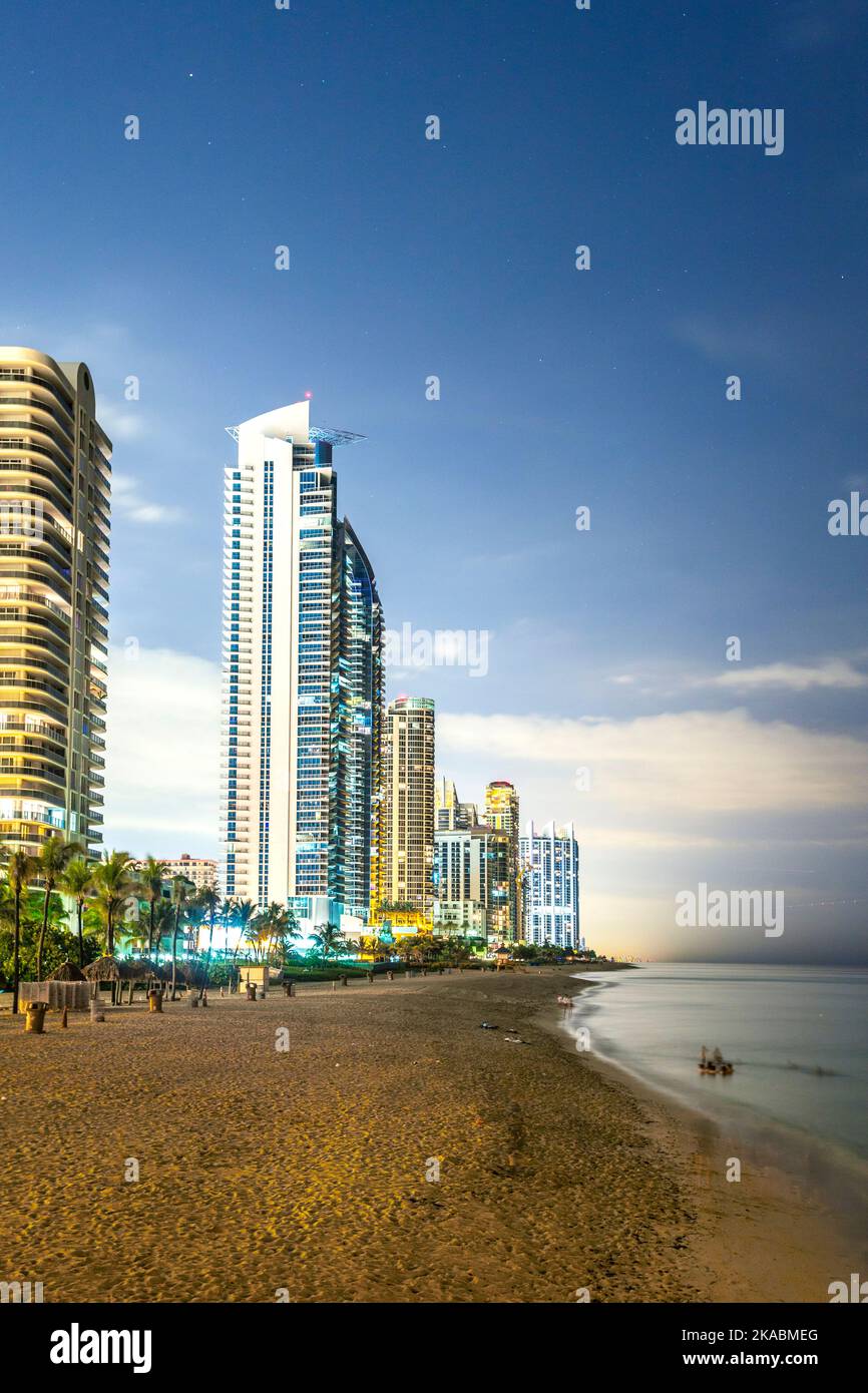 Skyline von Miami sunny Isles bei Nacht mit Reflexionen über den Ozean Stockfoto