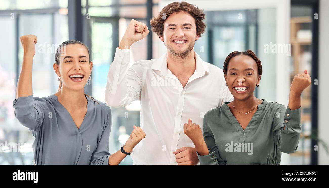 Teamarbeit, Vielfalt und Feiern mit Geschäftsleuten, die begeistert und glücklich über Ziele, Erfolge oder den Gewinn aus dem Wachstum des Projekts sind. Diversity-Team von Stockfoto