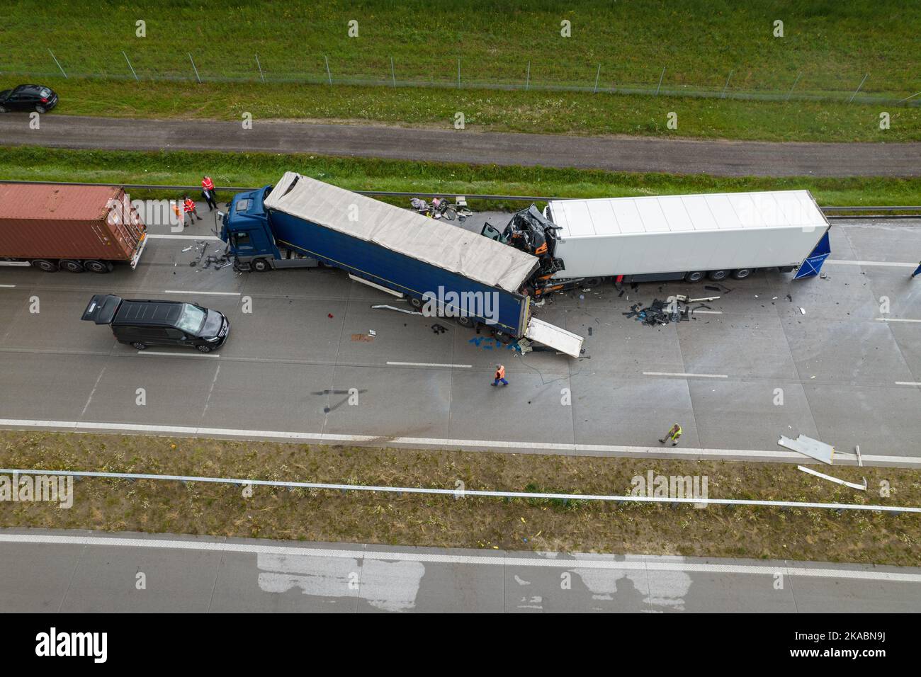 Lebenskorridor auf der Autobahn nach einem schweren Unfall. Lange Blockade, die Arbeit der Rettungsdienste ist im Gange. Stockfoto