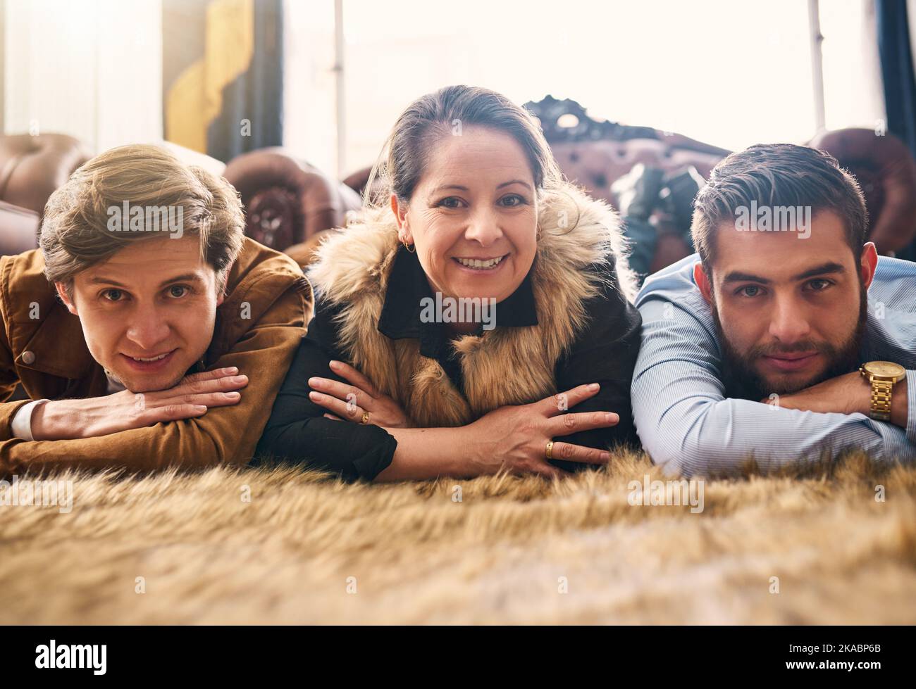 Unsere Mutter bedeutet uns die Welt. Eine Mutter und Söhne zu Hause. Stockfoto