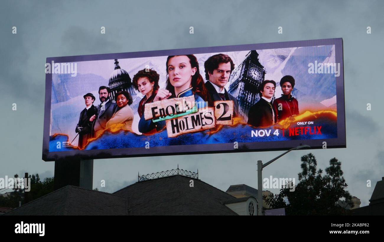 Los Angeles, California, USA 1.. November 2022 Ein allgemeiner Blick auf die Atmosphäre von Enola Holmes 2 Billboard am Sunset Blvd am 1. November 2022 in Los Angeles, Kalifornien, USA. Foto von Barry King/Alamy Stockfoto Stockfoto