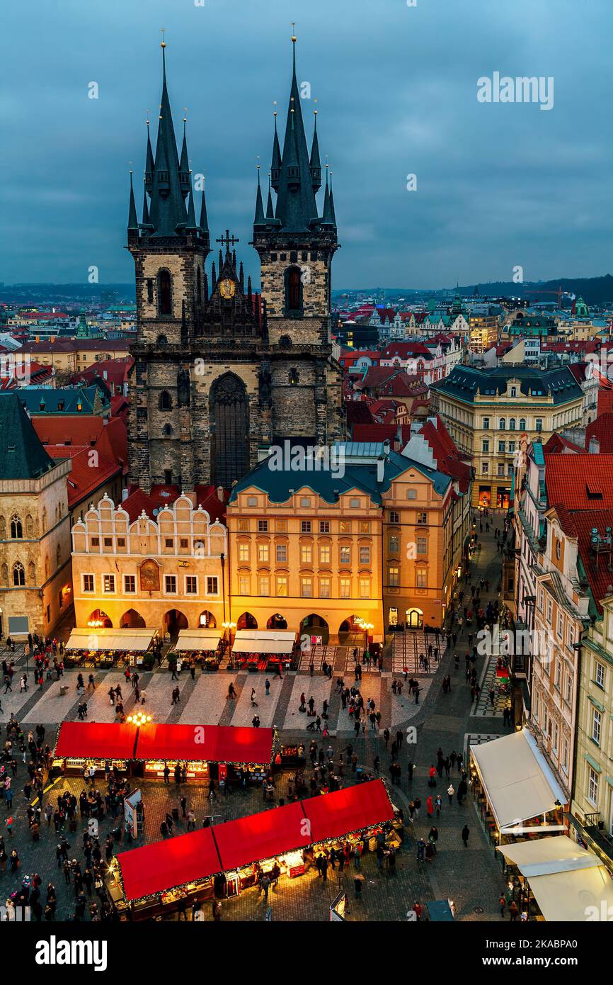 Luftaufnahme der Tyn-Kirche und des berühmten Weihnachtsmarktes auf dem Altstädter Ring in Prag, Tschechien. Stockfoto