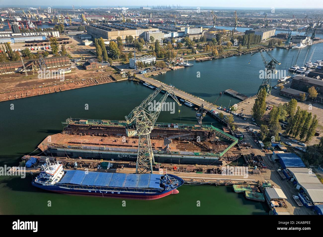 Werft in Gdańsk. Schiffsbau und Umbau an Werftdocks. Luftaufnahme der Drohne. Stockfoto