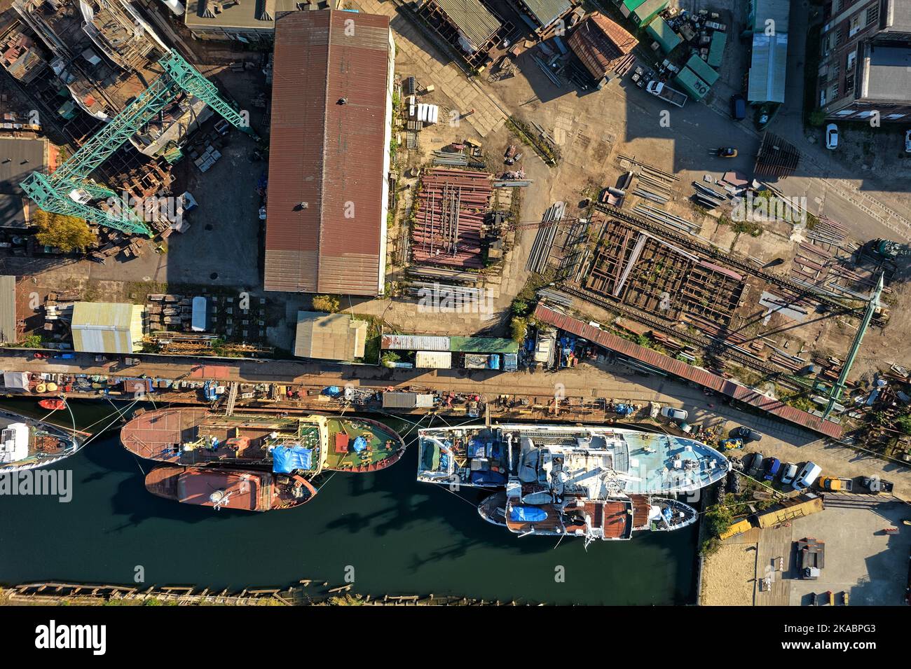 Werft in Gdańsk. Schiffsbau und Umbau an Werftdocks. Luftaufnahme der Drohne. Stockfoto