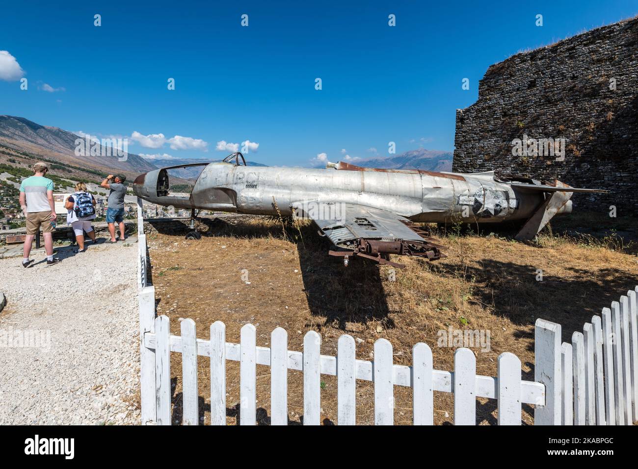 Gjirokaster, Albanien - 10. September 2022: Touristen in der Nähe des amerikanischen Jagdsternflugzeugs Lockheed T-33, ausgestellt im Waffenmuseum in Gjirokastra Stockfoto