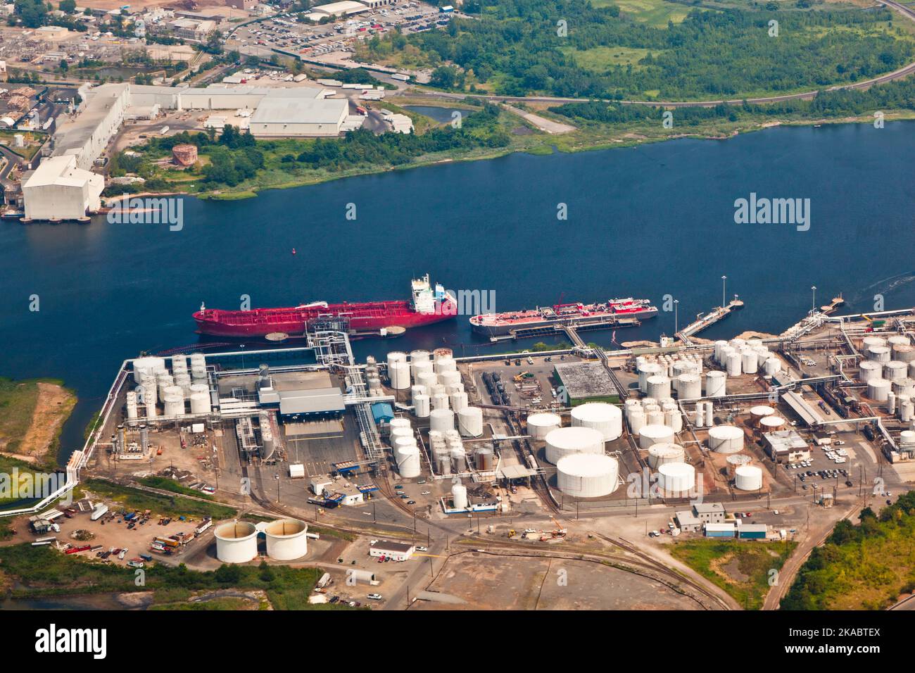 Ölfarm mit Fluss in Newark, New York Stockfoto