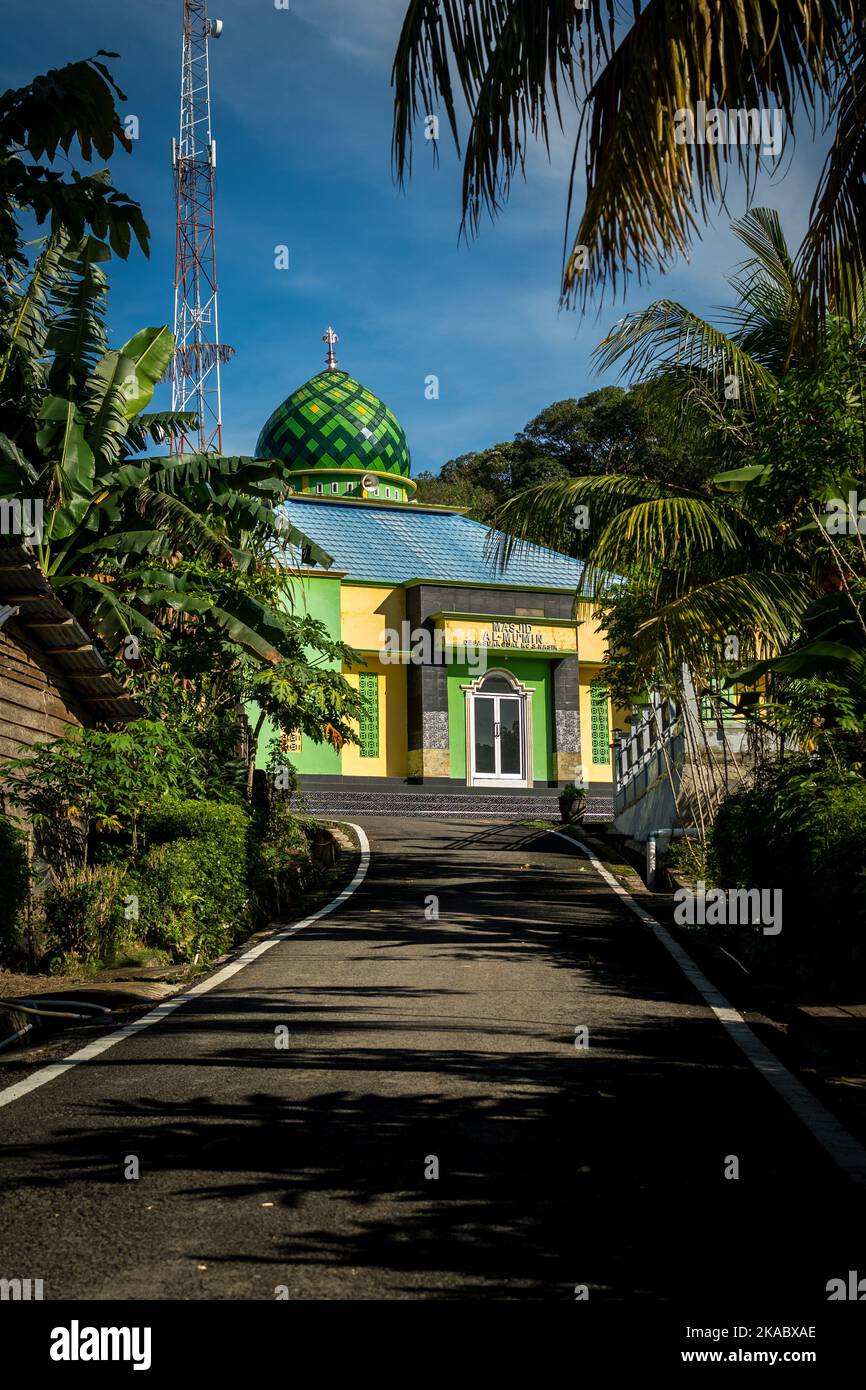 Indonesische bunte muslimische Moschee unter Palmen in Aku de Gual oder Suak Gual, im Belitung-Archipel. Stockfoto
