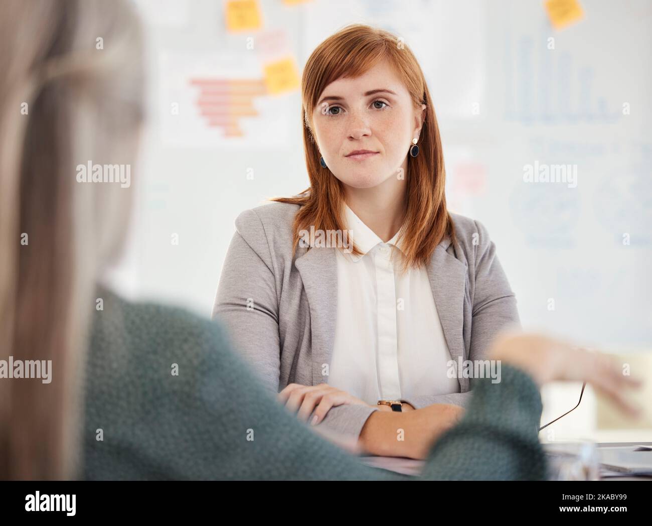 Business Women, Teamarbeit oder Zusammenarbeit im Büro für Strategieplanung, Unternehmensfinanzierung oder Wachstumsinnovation. Finanzarbeiter in Unternehmen Stockfoto