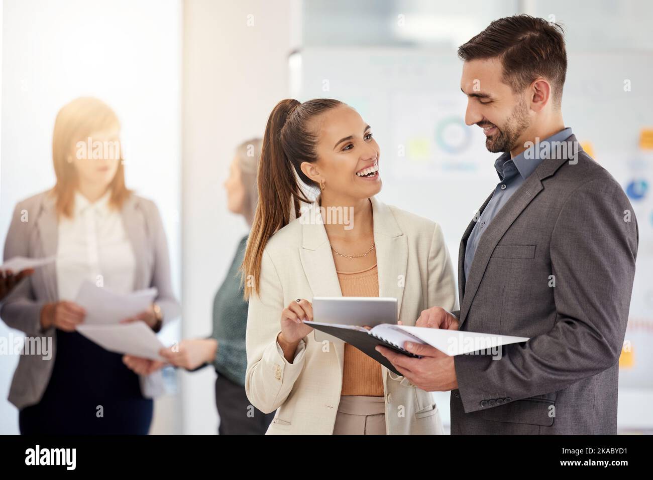 Business, Kommunikation und zufriedene Mitarbeiterdiskussion mit Bürodokumenten. Unternehmensarbeit, Gespräche und sprechende Arbeiter lachen Stockfoto