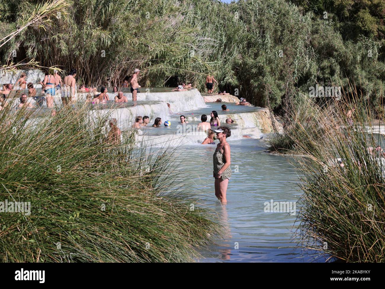 Saturnia, Italien - 13. September 2022: Die Menschen baden in den heißen Quellen der Saturnia Therme, Saturnia, Toskana, Italien Stockfoto