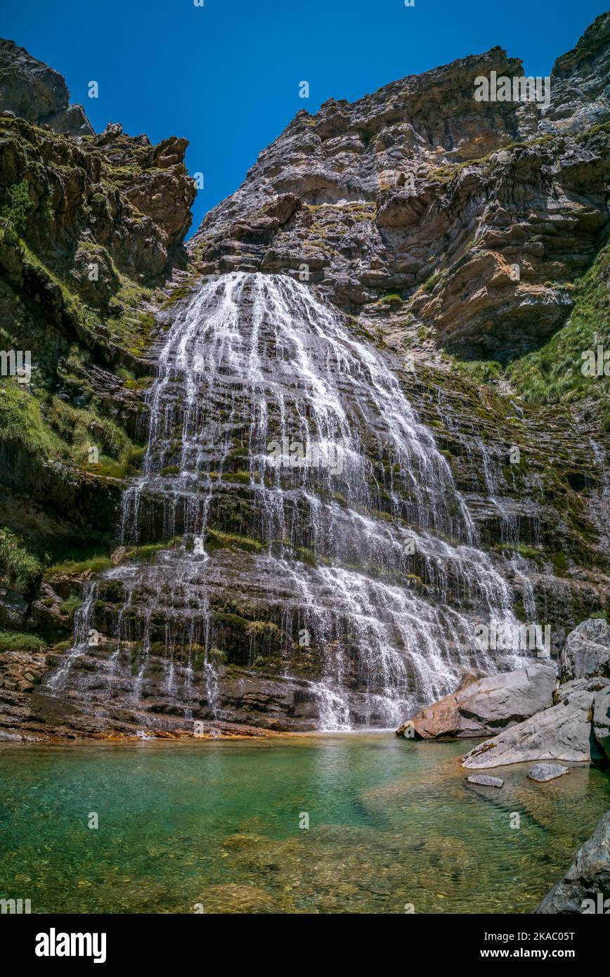Pferdeschwanzwasserfall vertikales Panorama in den Pyrenäen Stockfoto