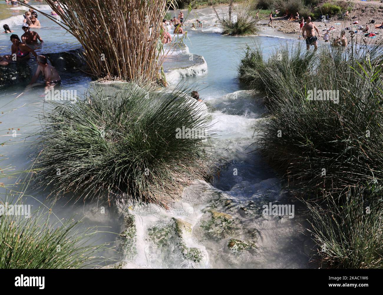Saturnia, Italien - 13. September 2022: Die Menschen baden in den heißen Quellen der Saturnia Therme, Saturnia, Toskana, Italien Stockfoto