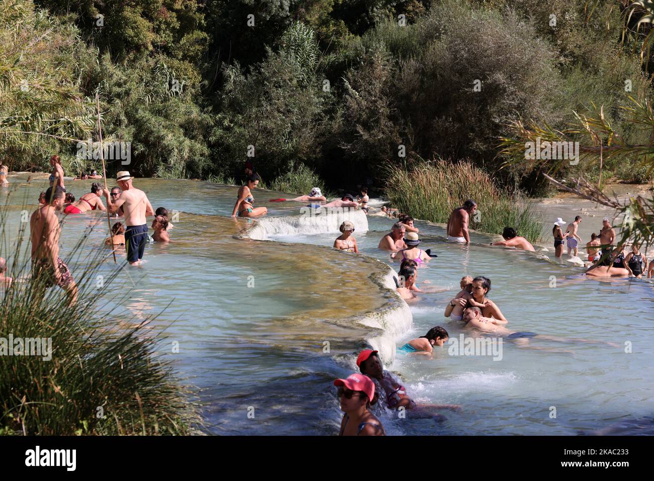 Saturnia, Italien - 13. September 2022: Die Menschen baden in den heißen Quellen der Saturnia Therme, Saturnia, Toskana, Italien Stockfoto
