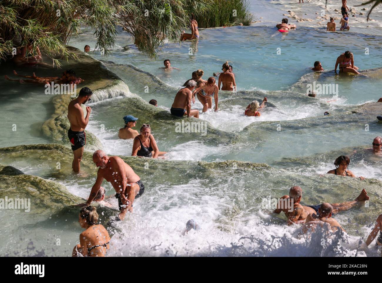 Saturnia, Italien - 13. September 2022: Die Menschen baden in den heißen Quellen der Saturnia Therme, Saturnia, Toskana, Italien Stockfoto