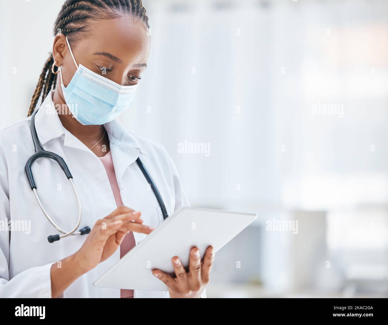 Arzt, Tablet-PC und Covid in der Gesundheitsforschung, beim Surfen oder bei der Terminvereinbarung im Krankenhaus. Afroamerikanische Ärztin oder Hausarzt Stockfoto