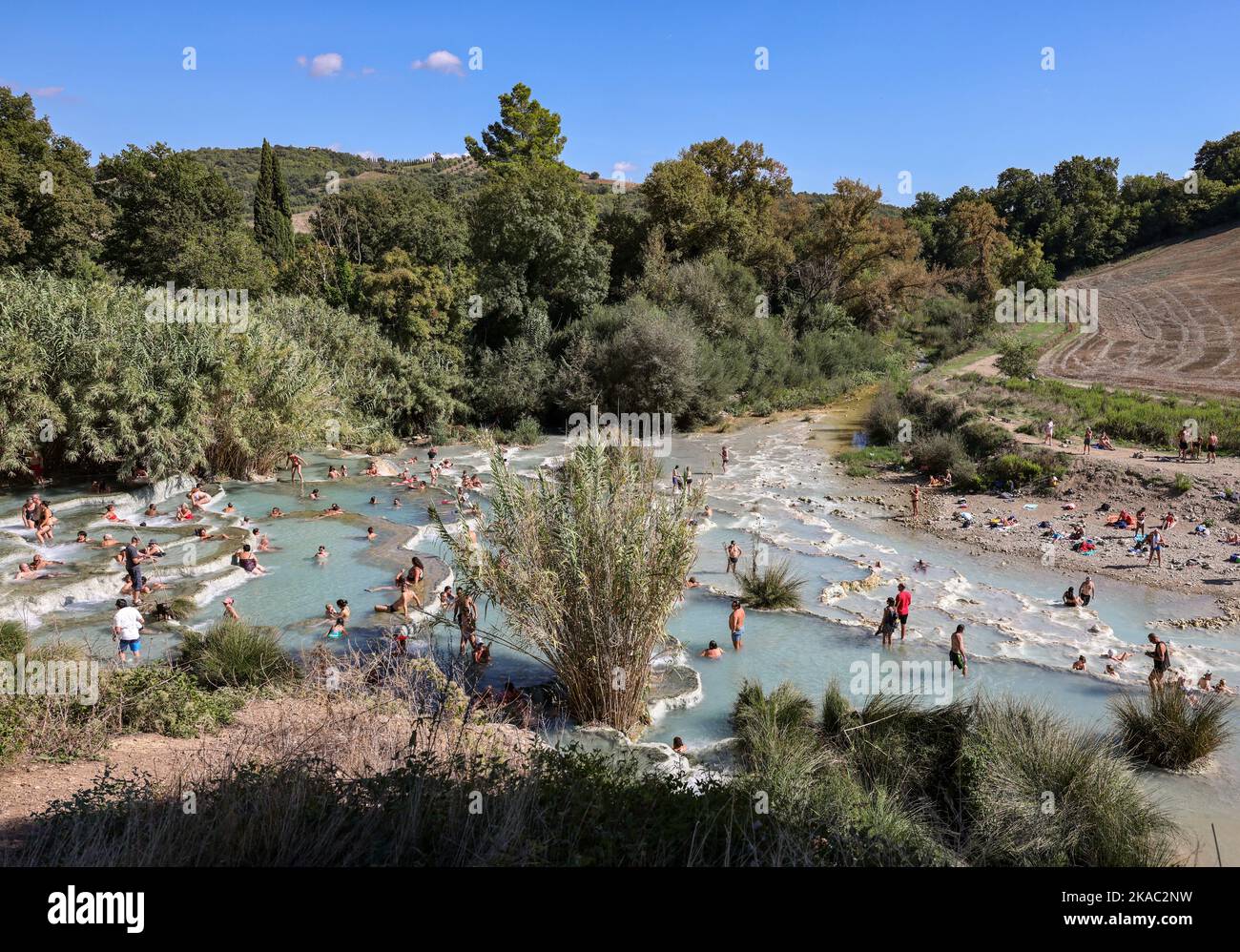 Saturnia, Italien - 13. September 2022: Die Menschen baden in den ...