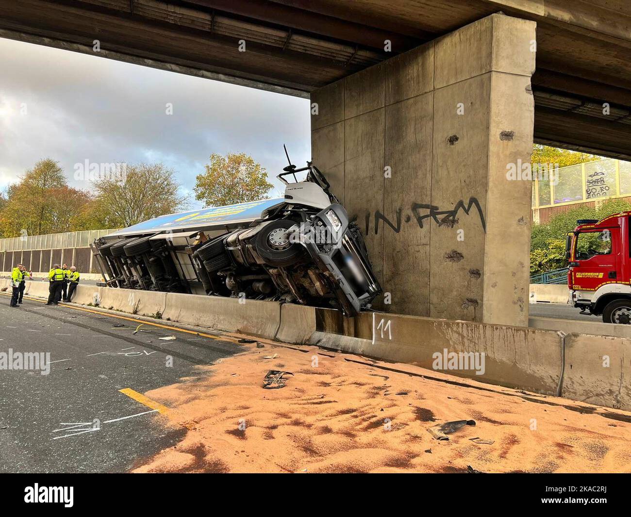 Wuppertal, Deutschland. 02.. November 2022. Ein LKW steht nach einem schweren Unfall gegen einen Brückenaufbau. Ein Lkw-Fahrer stürzte auf der Autobahn 46 bei Wuppertal in einen Brückenaufbau ein und starb. Die verkehrsreiche Autobahn zwischen Düsseldorf und Wuppertal blieb während der Hauptverkehrszeit stundenlang geschlossen. (To dpa 'LKW-Fahrer stürzt in die Brückensäule - A46 vollständig geschlossen') Quelle: Gianni Gattus/dpa/Alamy Live News Stockfoto