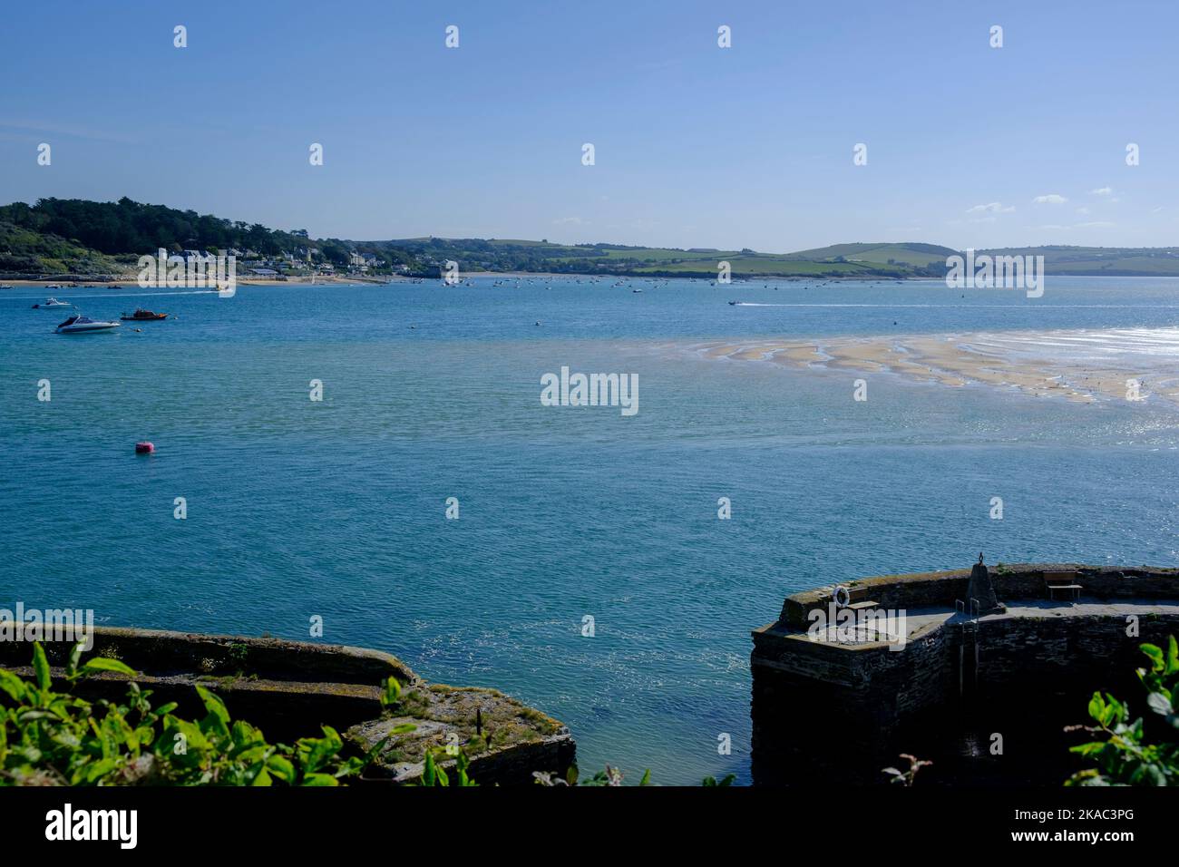 Blick über die Mündung des Flusses Camel Rock Padstow Padstow zu Plymouth Cornwall England Stockfoto