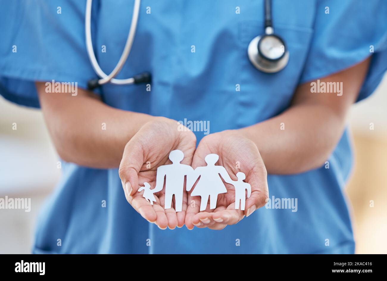Arzthände, Schneidepapier Familie und medizinische Versorgung für Krankenhaushilfe. Frau Sanitäterin, Ausschnitt Bild von Mama Papa und Kinder für Gesundheit, Wellness und Stockfoto