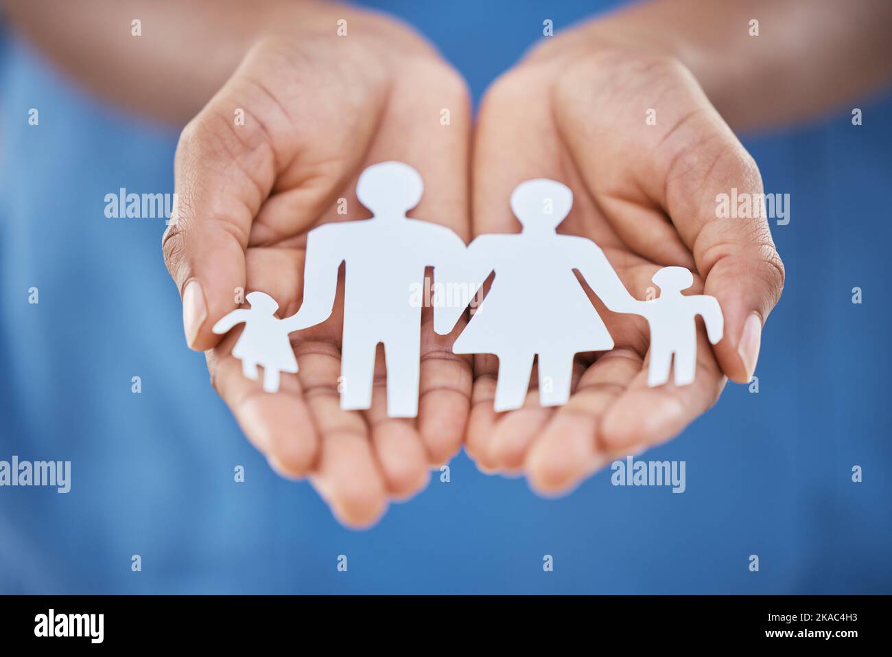 Hände, Papier und Werbung für Familienversicherung, Unterstützung und Vertrauen mit Wohltätigkeitsorganisationen, Werten oder Gemeinschaft. Frau Hand für Marketing Freundlichkeit, Familie Stockfoto
