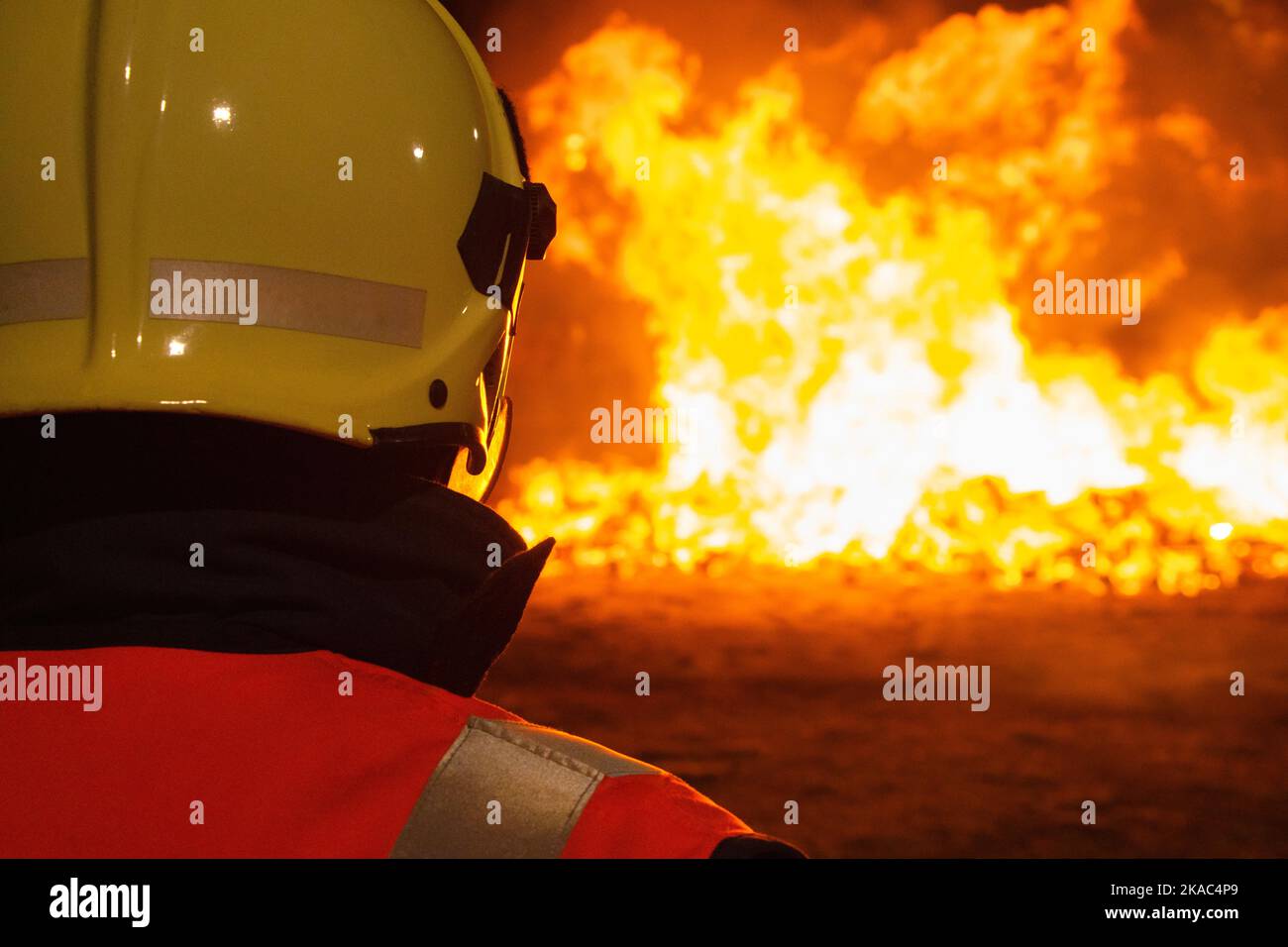 Feuerwehrleute, die ein Feuer löschen. Unfall und Katastrophe. Schutz Stockfoto