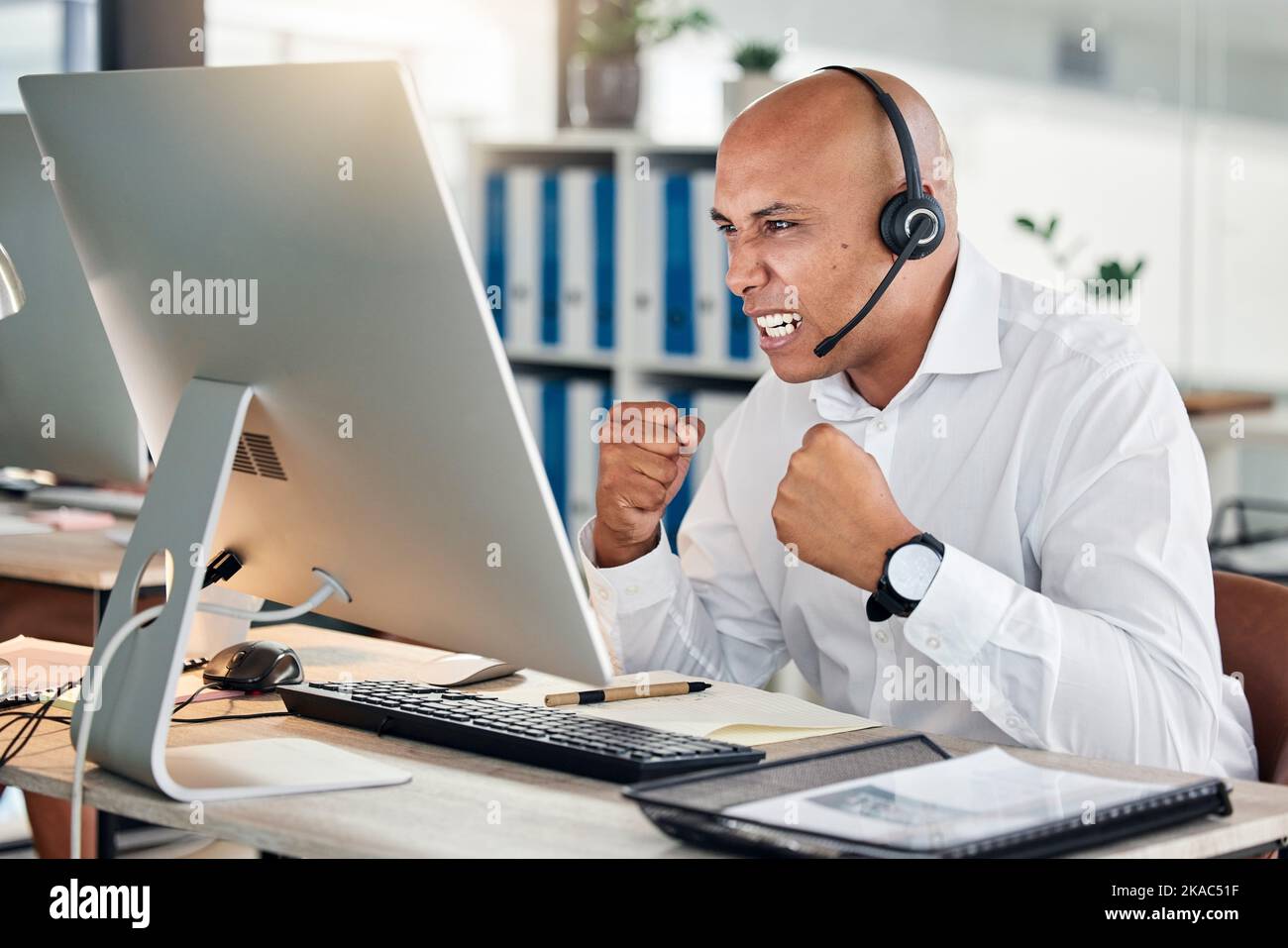 Erfolg, Ziele und Call Center-Berater in der Feier, ein Telemarketing-crm-Kundenserviceziel zu erreichen. Versicherung begeistert und glücklich Stockfoto