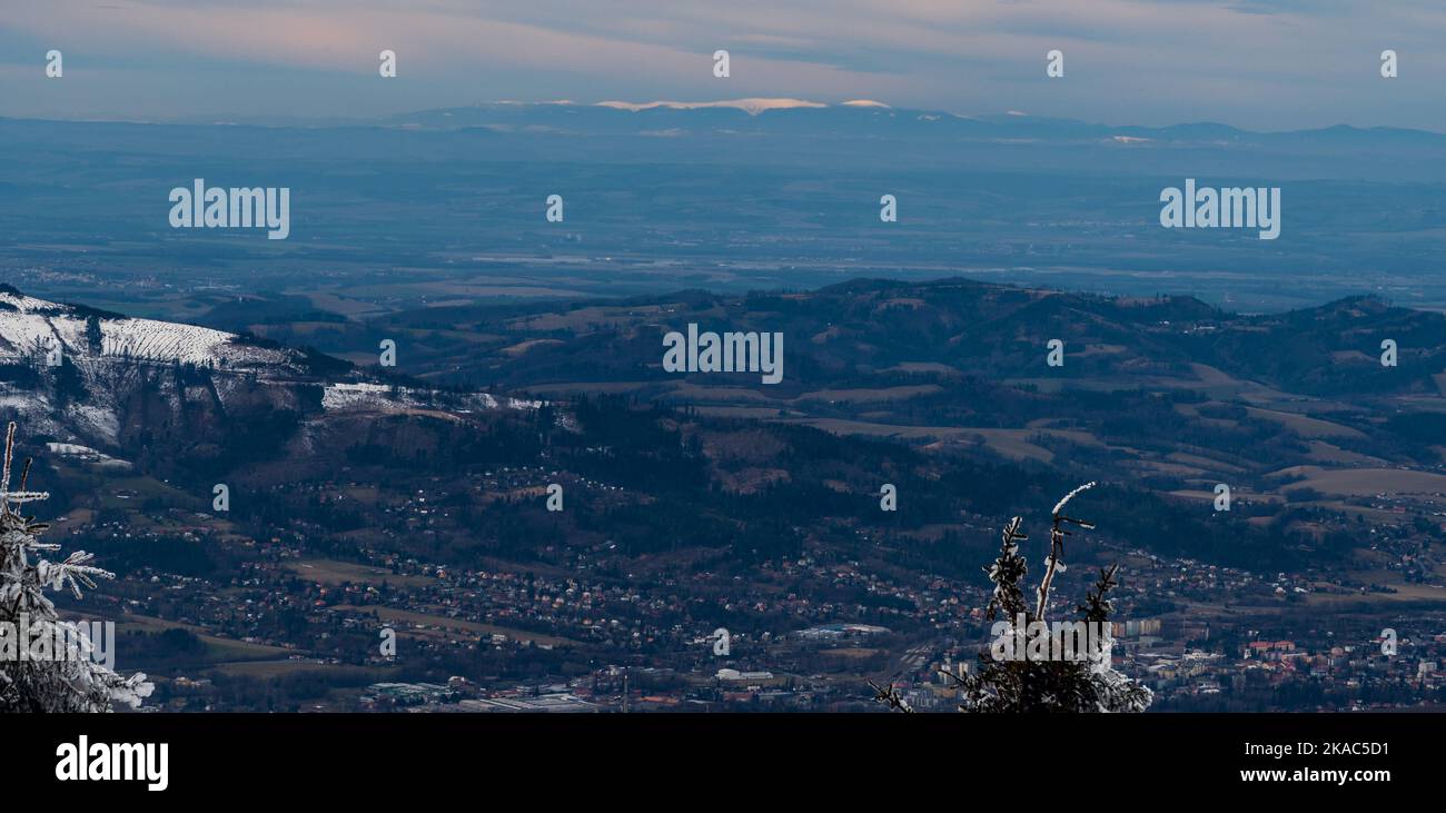 Schneebedecktes Jeseniky-Gebirge vom Lysa hora-Hügel in den Moravskoslezske Beskydy-Bergen in der Tschechischen republik Stockfoto