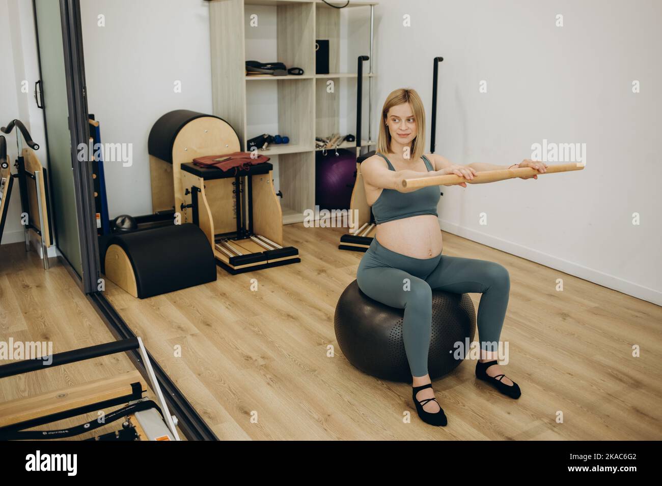 Schwangere Frau Pilates Übung magischen Ring mit Fitball Stockfoto
