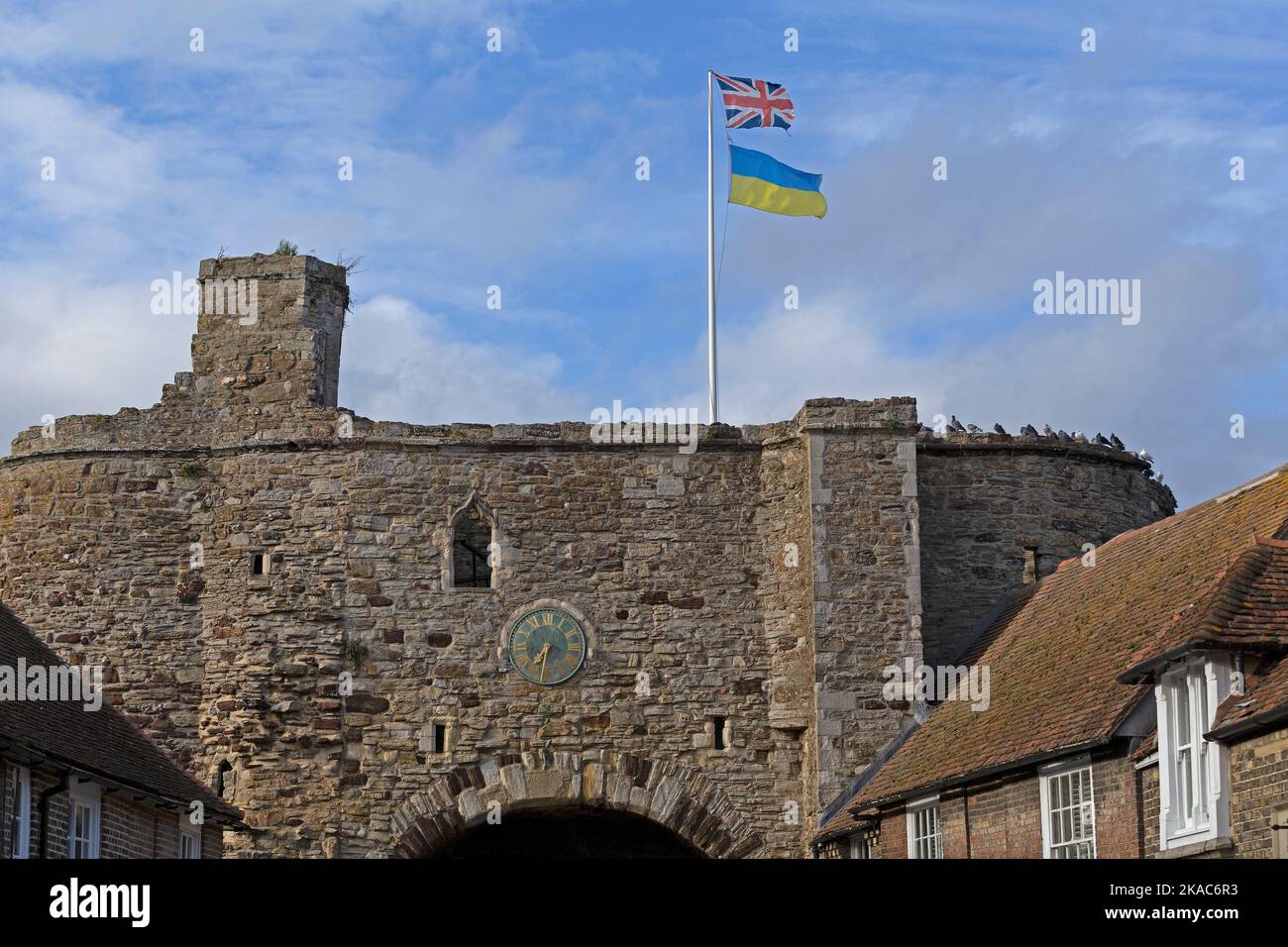 Britische und ukrainische Flagge, The Landgate, Rye, East Sussex, England, Großbritannien Stockfoto