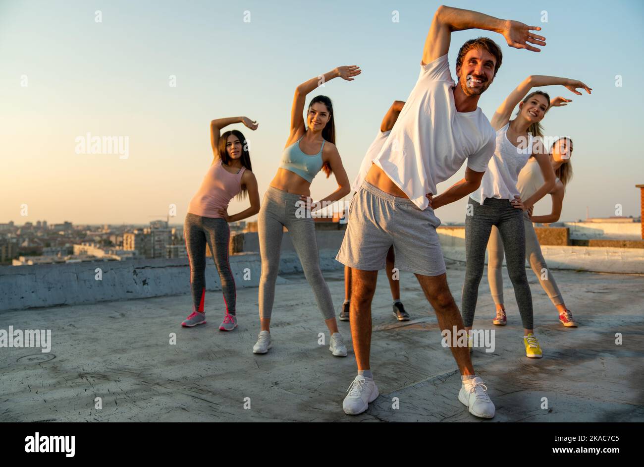 Gruppe von glücklich fit Menschen Freunde gemeinsam trainieren im Freien gesund zu bleiben Stockfoto