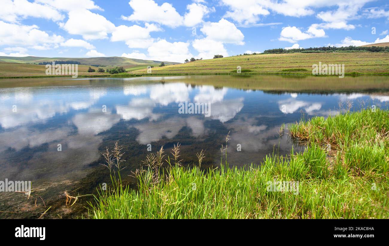 Sommer landschaftlich schöner See mit Spiegelwolke blauen Himmel Reflexionen auf dem glatten Wasser in den ländlichen Bergen eine schöne Landschaft. Stockfoto