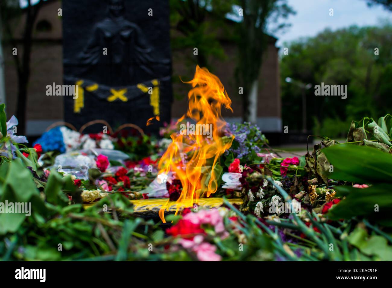 Die Flamme der ewigen Flamme des Denkmals des Zweiten Weltkriegs. Ein Symbol der feierlichen Erinnerung der Menschen an die gefallenen Helden. Mai 9, Vi Stockfoto