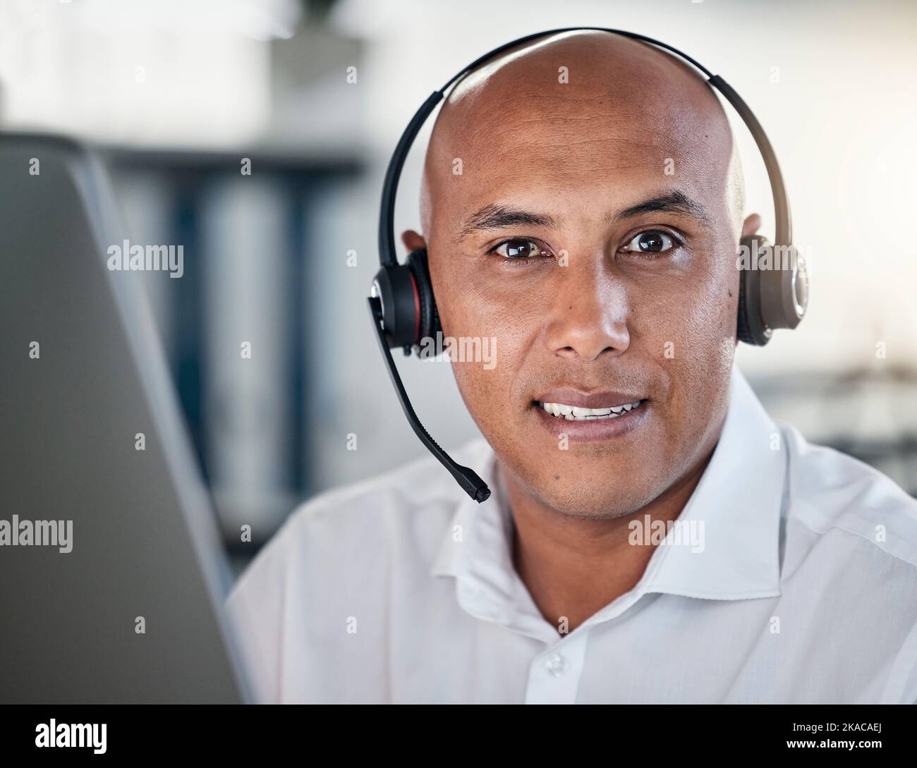 Telemarketing, Gesicht und Porträt eines Mannes, der in einem Callcenter als Mitarbeiter arbeitet und Rat geben kann. Unterstützung, Agent und Headset mit dem Mitarbeiter Stockfoto