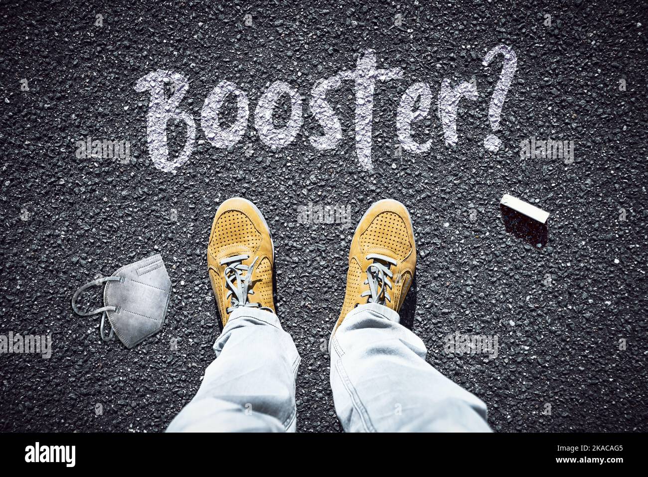 FOTOMONTAGE, Person steht vor dem Schriftzug Booster? Stockfoto