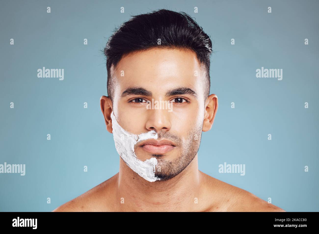 Rasiercreme, Gesicht und Porträt eines Mannes in einem Studio, um seinen Bart mit Schaum oder Creme zu rasieren. Schönheit, Hautpflege und Modell aus Puerto Rico Pflege oder Stockfoto