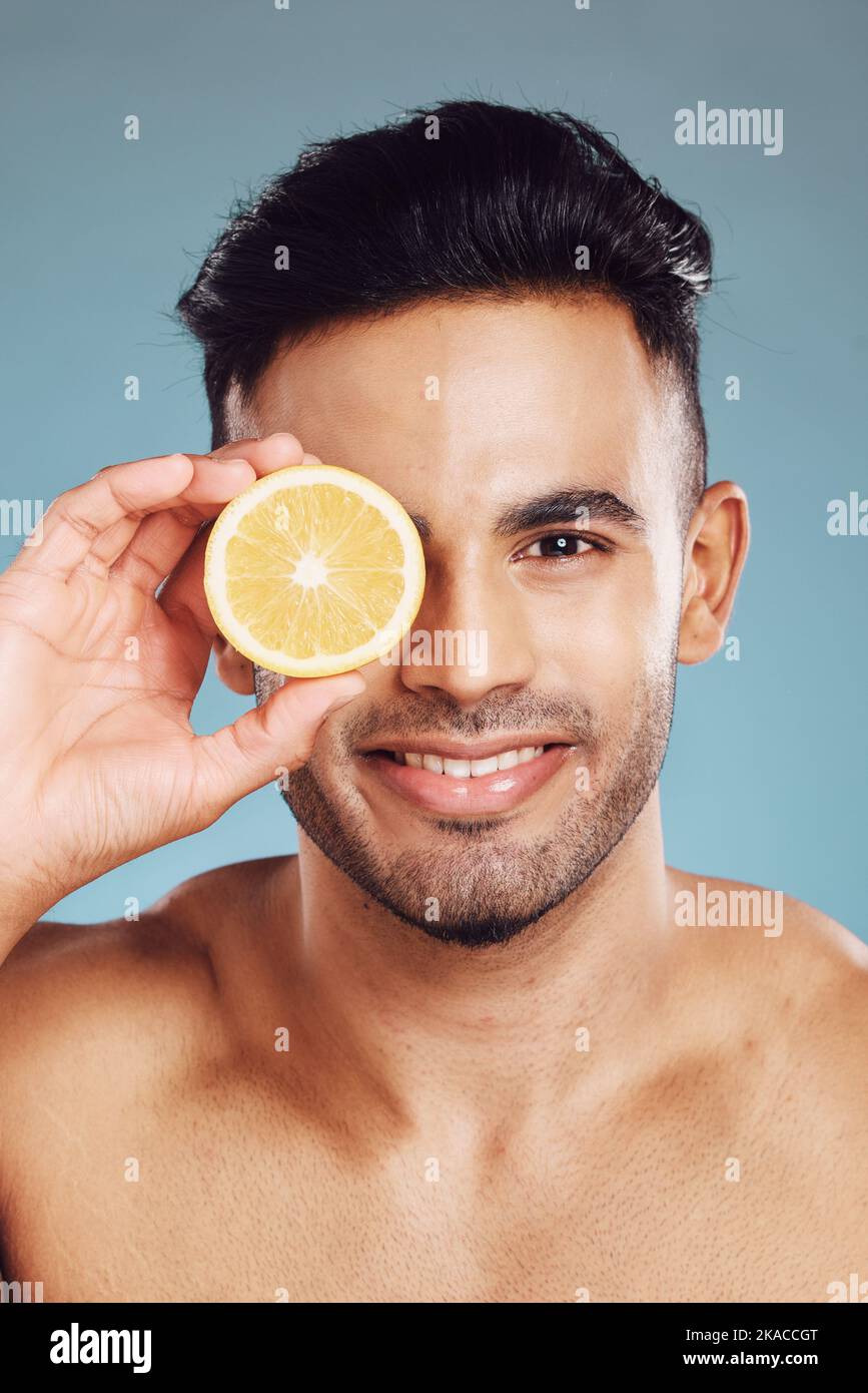 Hautpflege, Zitrone und Mann im Studio für Schönheit, Wellness und Reinigung, Entgiftung und Ernährung auf blauem Hintergrund Mockup. Gesicht, Frucht und Porträt von Mexikaner Stockfoto