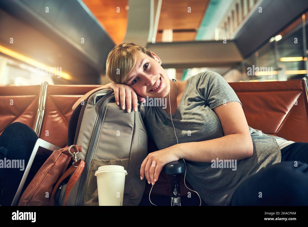 Schnelles Nickerchen vor dem nächsten Flug. Eine junge Frau ruht sich vor ihrem Flug aus. Stockfoto