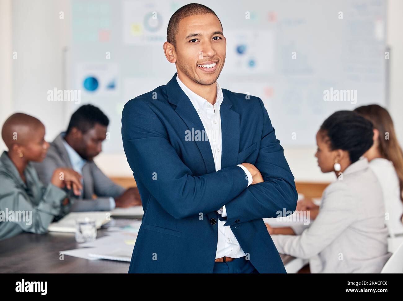 Führung, ceo und schwarzer Mann freuen sich bei einem Büromeeting zu Schulungen, Workshops und Management in einem Unternehmensbüro. Männlicher Chef, Unternehmer und Stockfoto