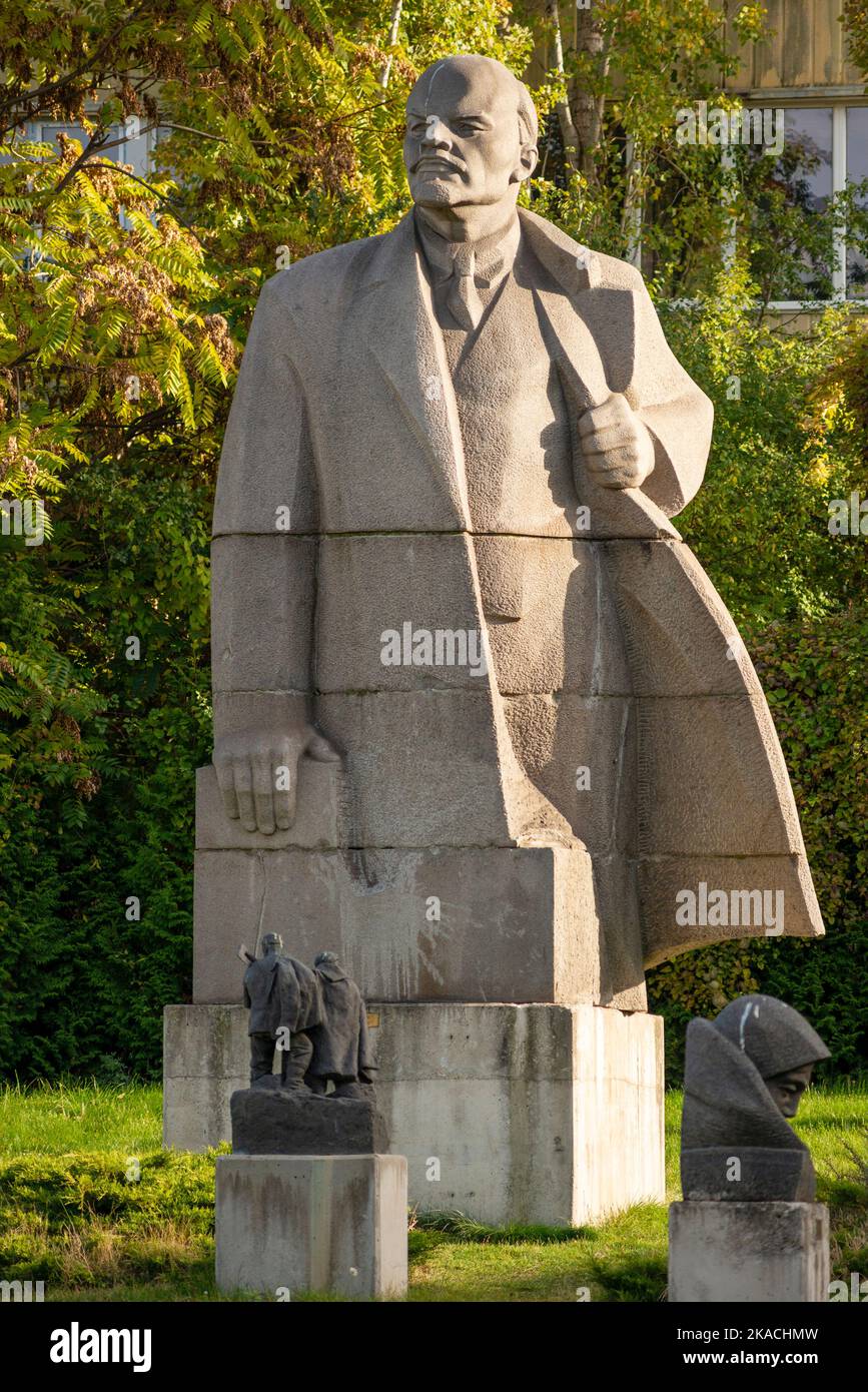 Große Lenin-Statue dominiert die Landschaft im Museum für Sozialistische Kunst in Sofia, Bulgarien Stockfoto