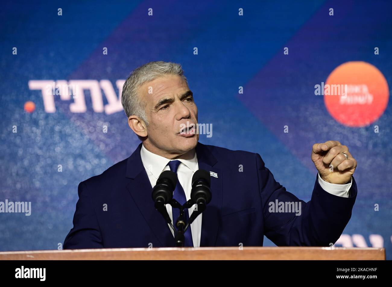 (221102) -- TEL AVIV, 2. November 2022 (Xinhua) -- der israelische Premierminister Yair Lapid, ebenfalls ein Führer der zentristischen Yesh Atid-Partei, spricht am 2. November 2022 mit Unterstützern in Tel Aviv, Israel. Ausstiegsumfragen zu den israelischen Parlamentswahlen schlugen am Dienstag vor, dass der Block des ehemaligen Premierministers Benjamin Netanjahu eine gute Chance hat, nach den fünften Wahlen seit 2019 ein Comeback zu feiern. Die Yesh Atid-Partei von Premierminister Yair Lapid sollte laut den Ausstiegsumfragen 22-24 Sitze gewinnen und seine breitere Allianz 54 bis 55 Sitze gewinnen. (Tomer Neuberg/JINI über Xinhua) Stockfoto