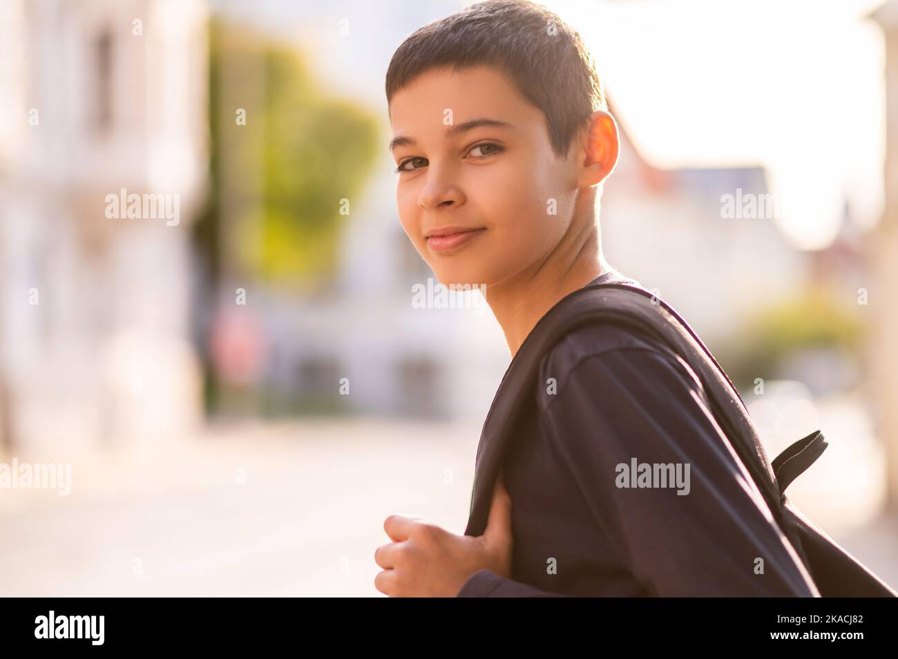 Ruhiger Teenager mit dem Rucksack über der Schulter Stockfoto